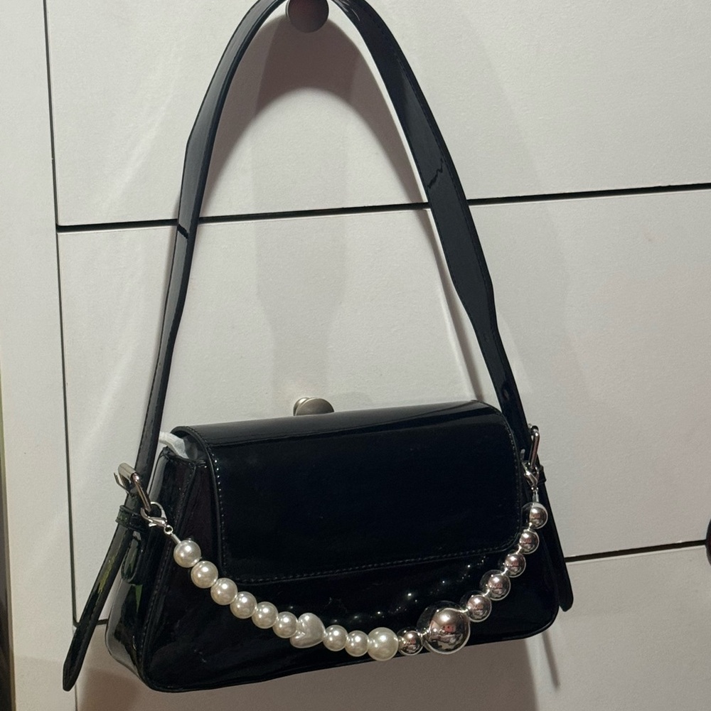 Elegant Black Handbag with Pearl Accent
